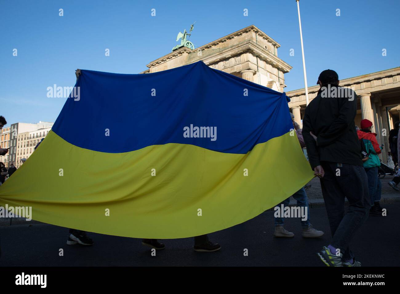 Berlin, Allemagne. 13th novembre 2022. À Berlin, sur 13 novembre 2022, les gens se sont rassemblés à la porte de Brandebourg pour une manifestation contre la guerre russe en Ukraine. Certains manifestants ont prononcé des discours lors de la manifestation, qui a eu lieu sous le slogan anti-Z. De nombreux signes ont été mis en avant selon lesquels Poutine serait un meurtrier et que l’Ukraine aurait immédiatement besoin d’armes. (Credit image: © Michael Kuenne/PRESSCOV via ZUMA Press Wire) Banque D'Images