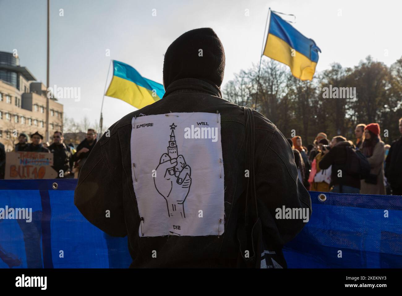 Berlin, Allemagne. 13th novembre 2022. À Berlin, sur 13 novembre 2022, les gens se sont rassemblés à la porte de Brandebourg pour une manifestation contre la guerre russe en Ukraine. Certains manifestants ont prononcé des discours lors de la manifestation, qui a eu lieu sous le slogan anti-Z. De nombreux signes ont été mis en avant selon lesquels Poutine serait un meurtrier et que l’Ukraine aurait immédiatement besoin d’armes. (Credit image: © Michael Kuenne/PRESSCOV via ZUMA Press Wire) Banque D'Images