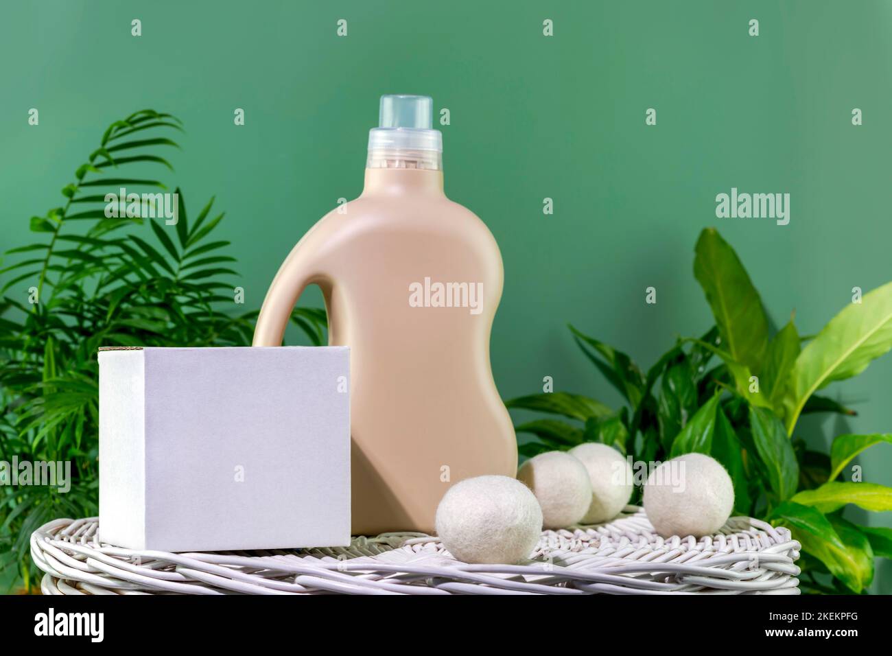 Maquette de lessive naturelle. Bouteille de gel à laver ou d'assouplissant  et boîte avec lessive en poudre sur panier à linge blanc sur fond vert  Photo Stock - Alamy
