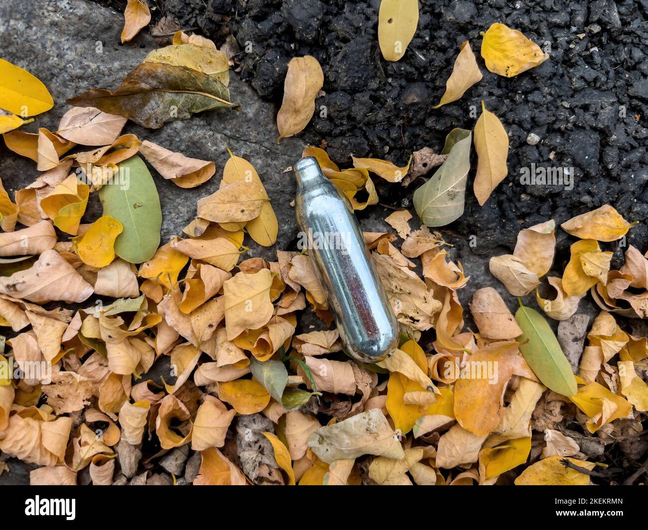 Utilisé les canisters d'oxyde nitreux jetés sur le sol dans la ville - connu sous le nom de nos ou gaz riant - utilisés par les jeunes comme un médicament Banque D'Images