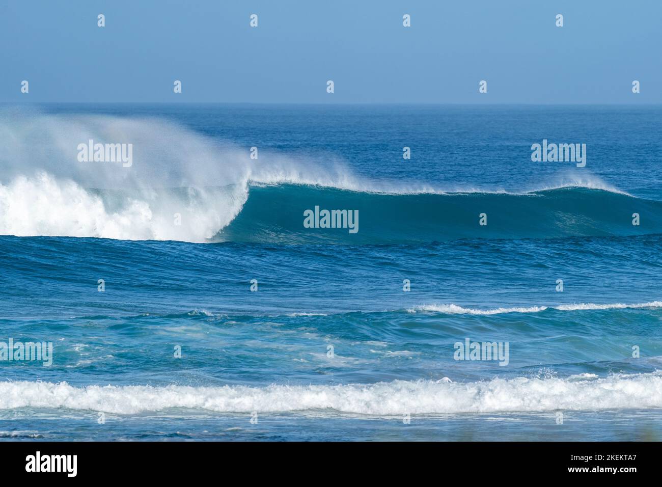 Une vague parfaite sur fond de surf Banque D'Images