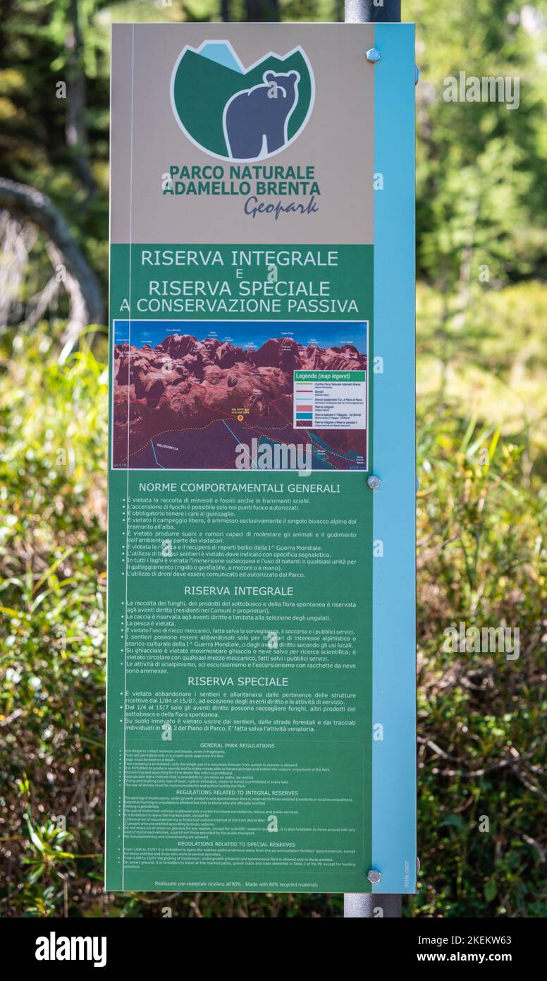 Panneau avec le symbole du Parc naturel Adamello Brenta et le règlement général du parc - Madonna di Campiglio, Trentin-Haut-Adige, nord de l'Italie Banque D'Images