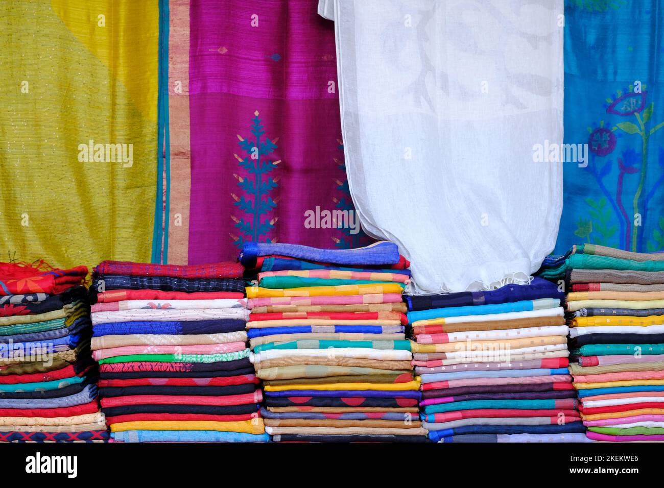 sari / saree en soie indienne artisanale avec des détails dorés, tenue de femme au festival, cérémonie et mariages, les sarees chères sont célèbres pour les dessins, le motif Banque D'Images