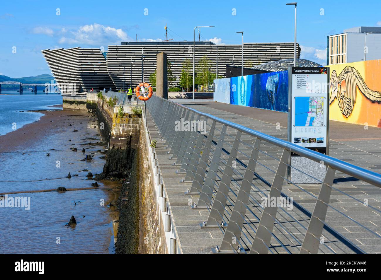 Le V&A Design Museum, de l'Esplanade Riverside, Dundee, Écosse, Royaume-Uni. Architecte Kengo Kuma. Ouvert en septembre 2018. Banque D'Images