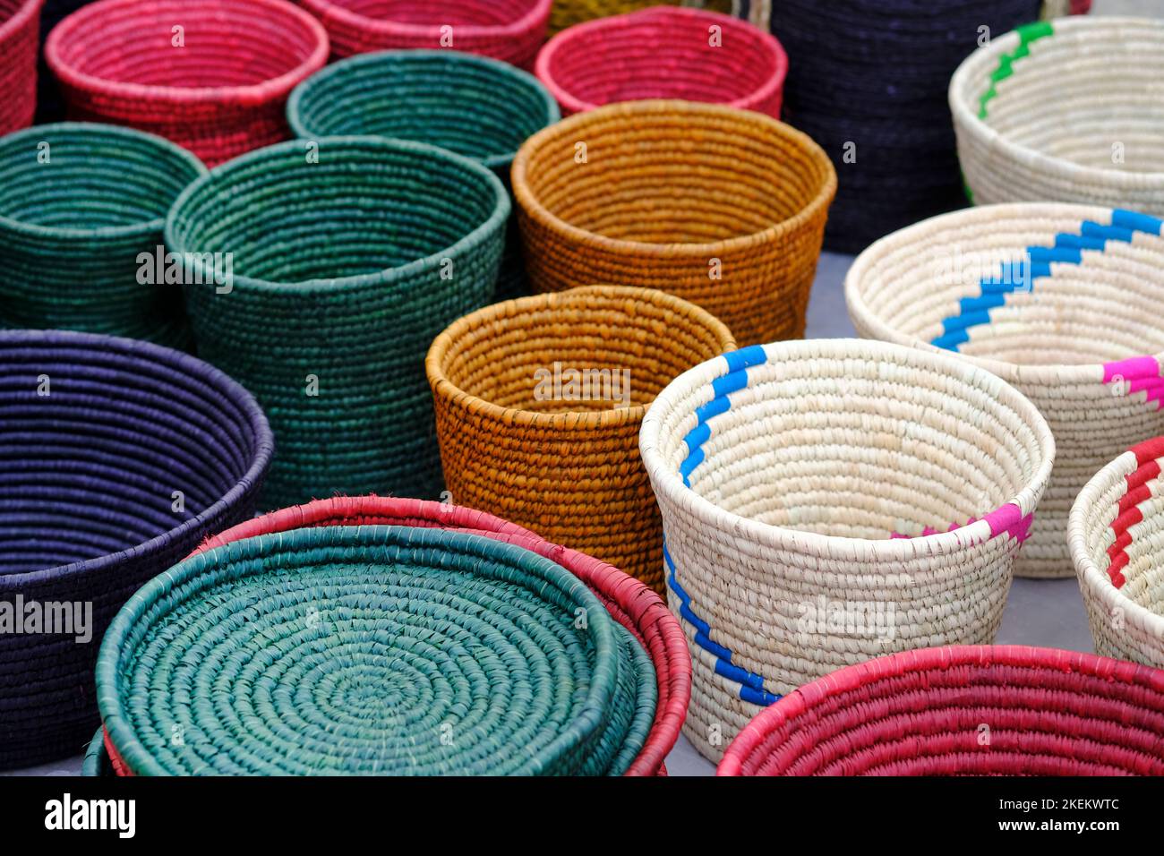 Sac à corde en jute, panier, dessous de verre en jute naturel, panier en forme de crocheté confortable de jute. Accessoires intérieurs écologiques tissés à partir de matériaux organiques. Banque D'Images