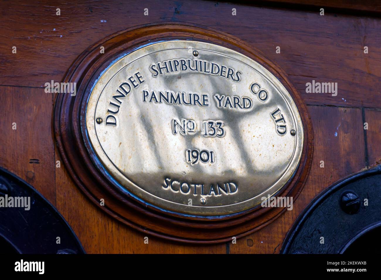 Plaque de construction navale à bord de RRS Discovery, Discovery point, Dundee, Écosse, Royaume-Uni Banque D'Images