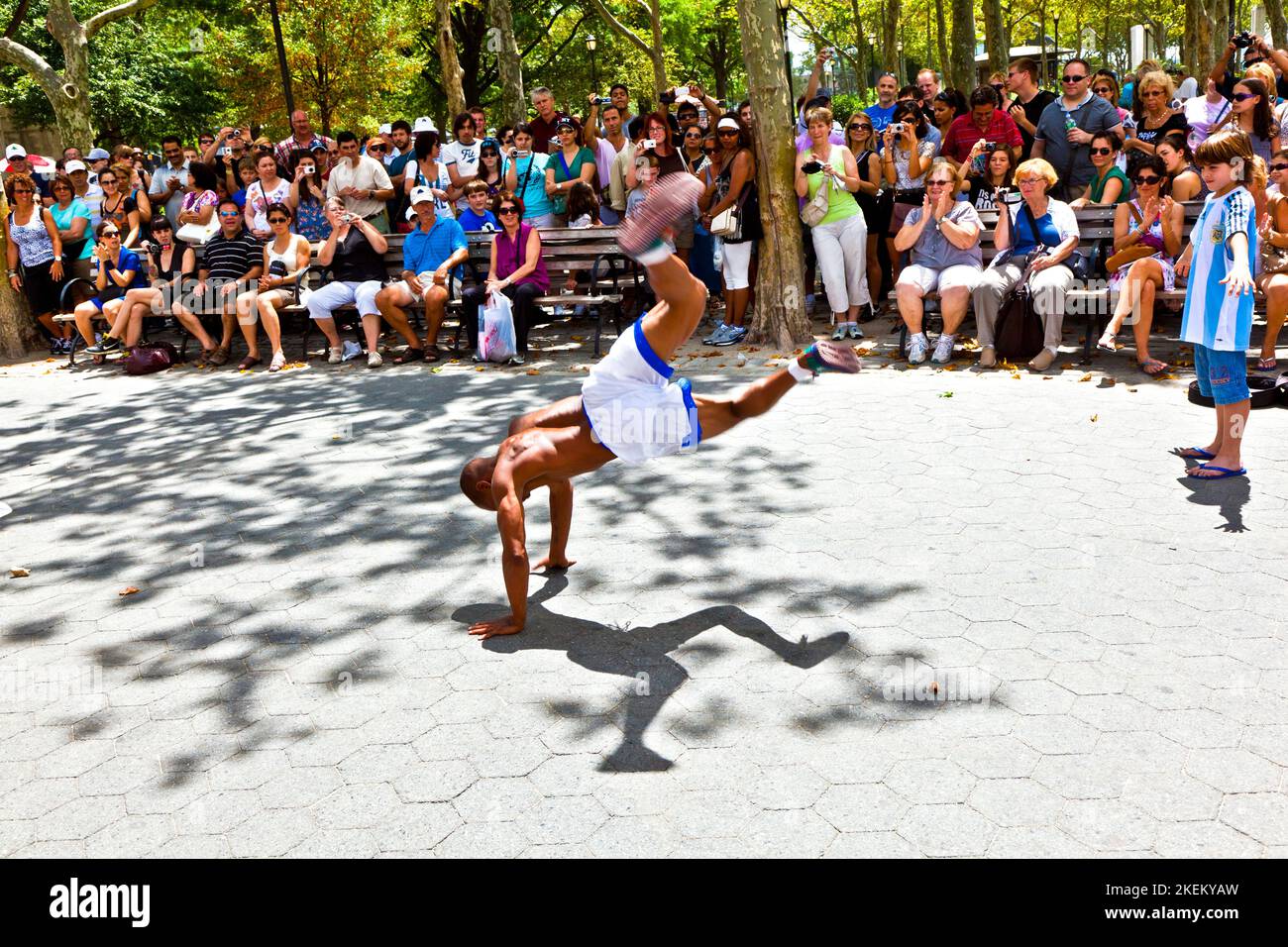 New York, Etats-Unis - 9 juillet 2010: Représentation de rue dans Battery Park à New York. Les Noirs montrent la gymnastique et le breakdance et demandent un don Banque D'Images