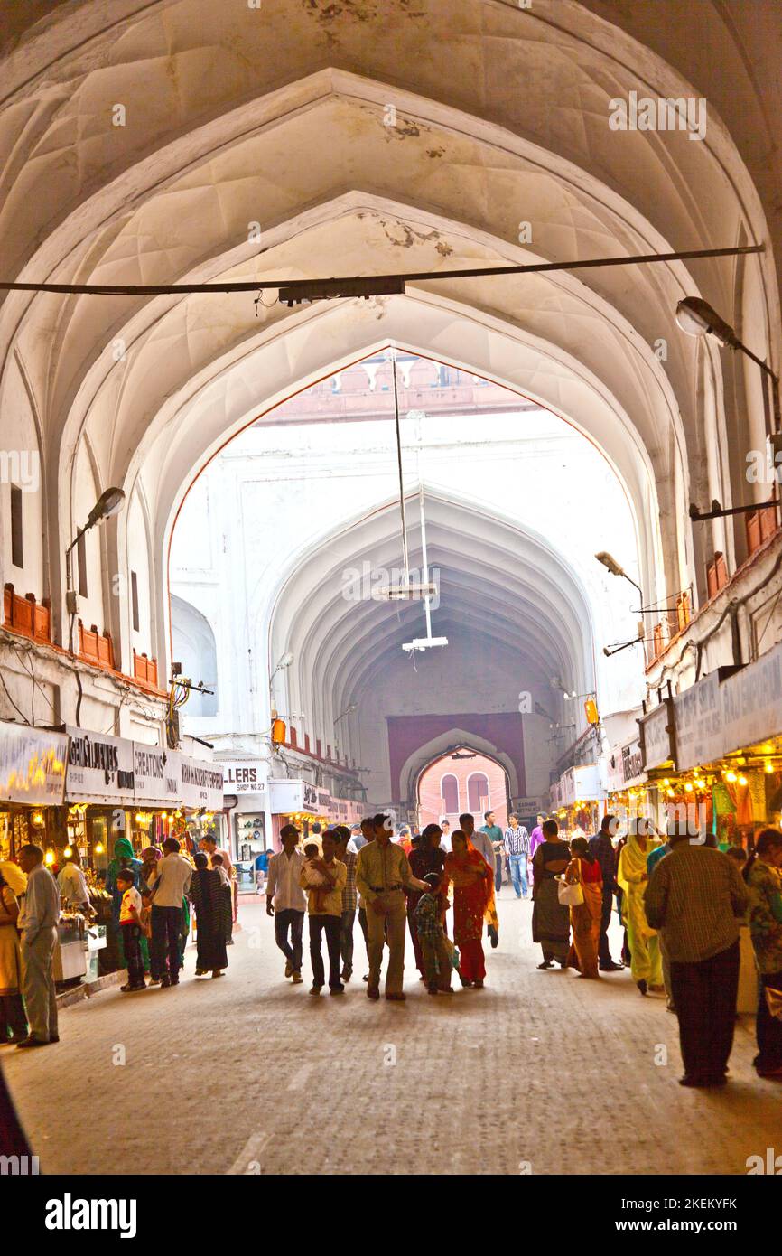 New Delhi, Inia - 9 novembre 2011: Les gens magasinent à l'intérieur du bazar Meena dans le fort rouge à New Delhi, Inde. Mukarrat Khan a construit ce premier couvert Banque D'Images