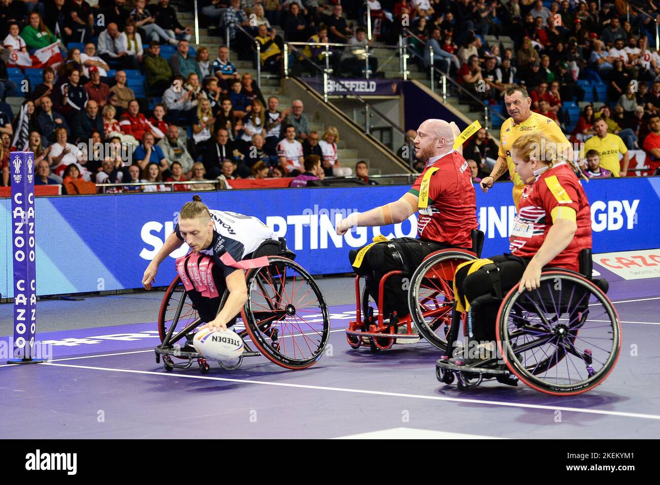 Sheffield, Royaume-Uni. 13th novembre 2022. Rugby League en fauteuil roulant coupe du monde demi finale Angleterre contre pays de Galles à l'Institut anglais du sport, Sheffield, Royaume-Uni - Jack Brown d'Angleterre marque un essai. Crédit : Dean Williams/Alay Live News Banque D'Images
