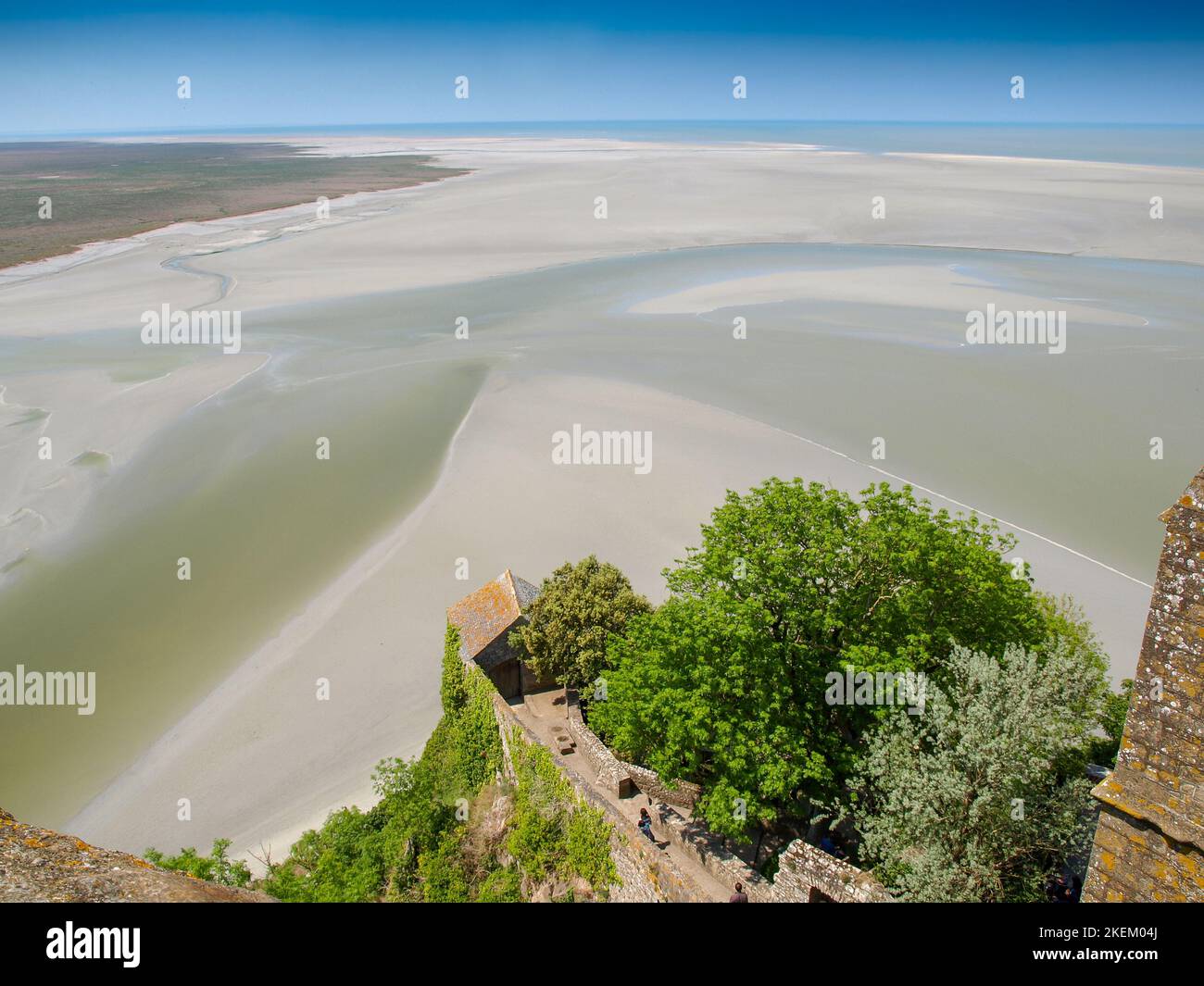 Plage de sable, vue d'une marche autour du Mont Saint Michel. Banque D'Images