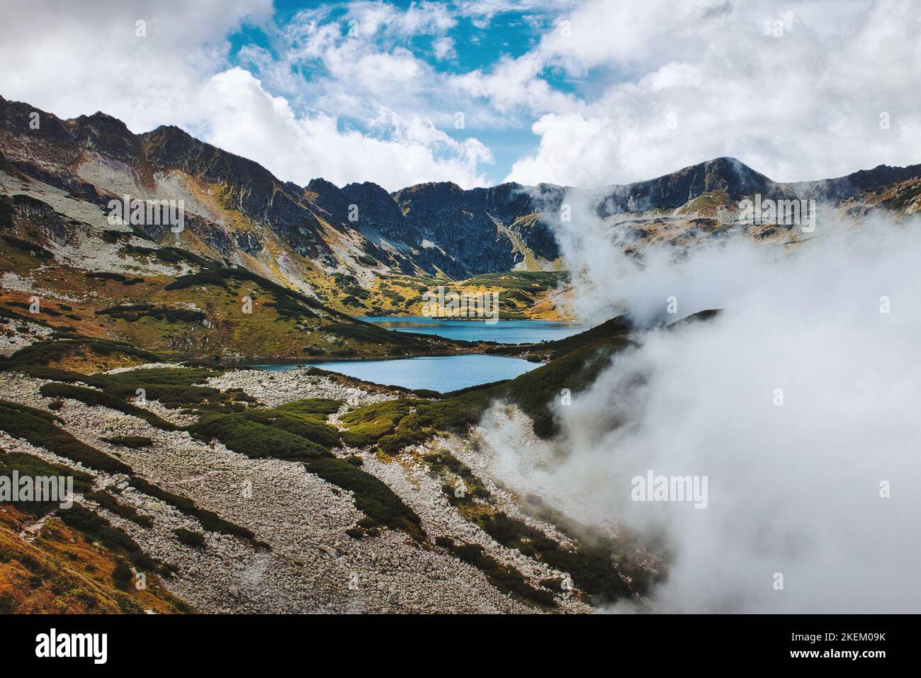Deux lacs de montagne clairs avec réflexion au milieu du parc national de Tatra cinq lacs vallée entourée de pins, montagnes et brouillard en Pologne Banque D'Images