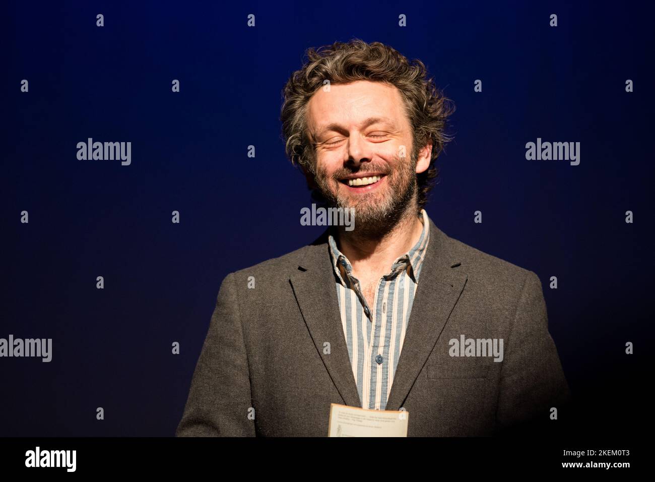 Michael Sheen - sur scène à l'ouverture du théâtre Michael Sheen à Ysgol Bae Baglan à Port Talbot, 2016. Banque D'Images