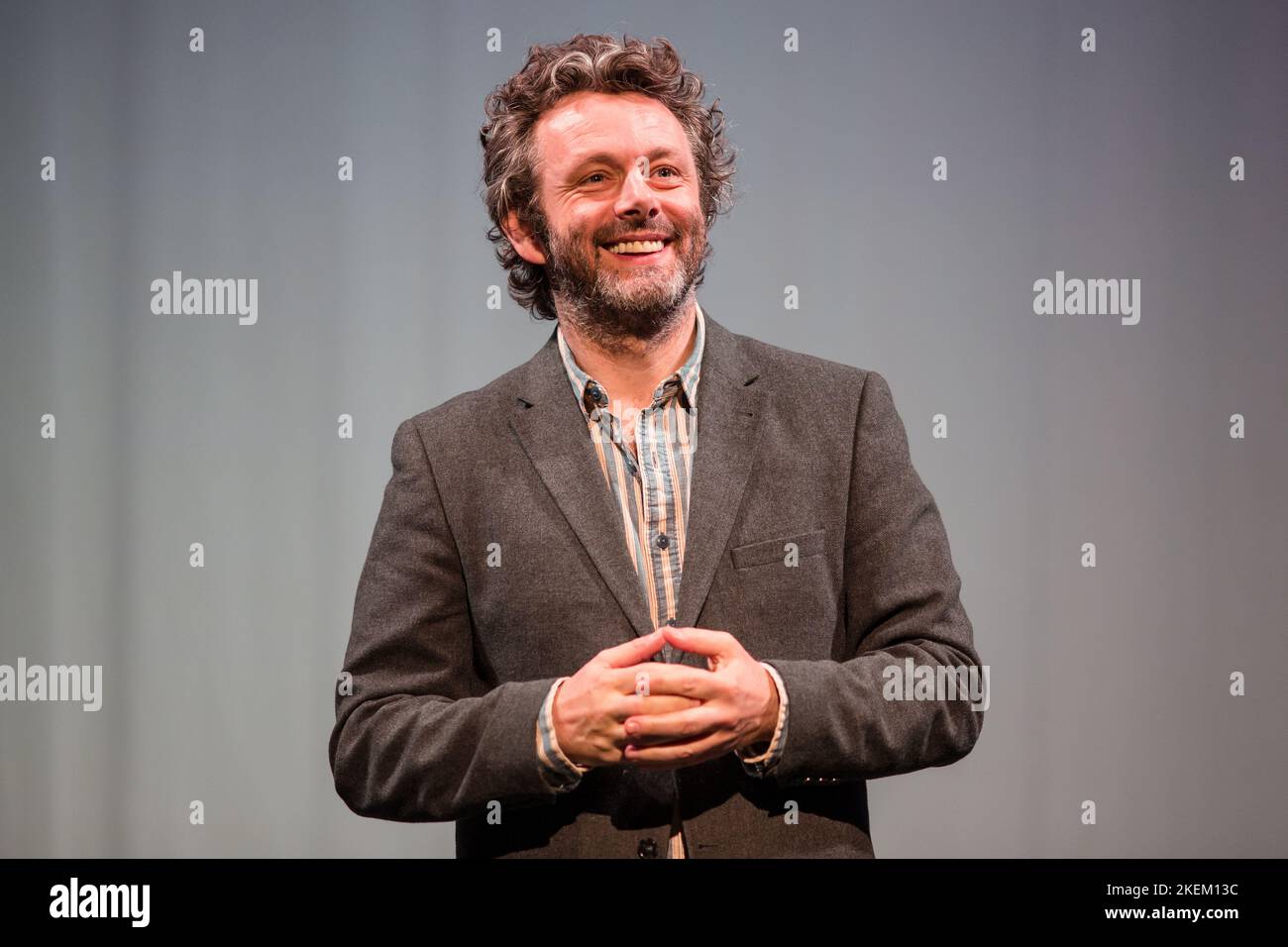 Michael Sheen - sur scène à l'ouverture du théâtre Michael Sheen à Ysgol Bae Baglan à Port Talbot, 2016. Banque D'Images