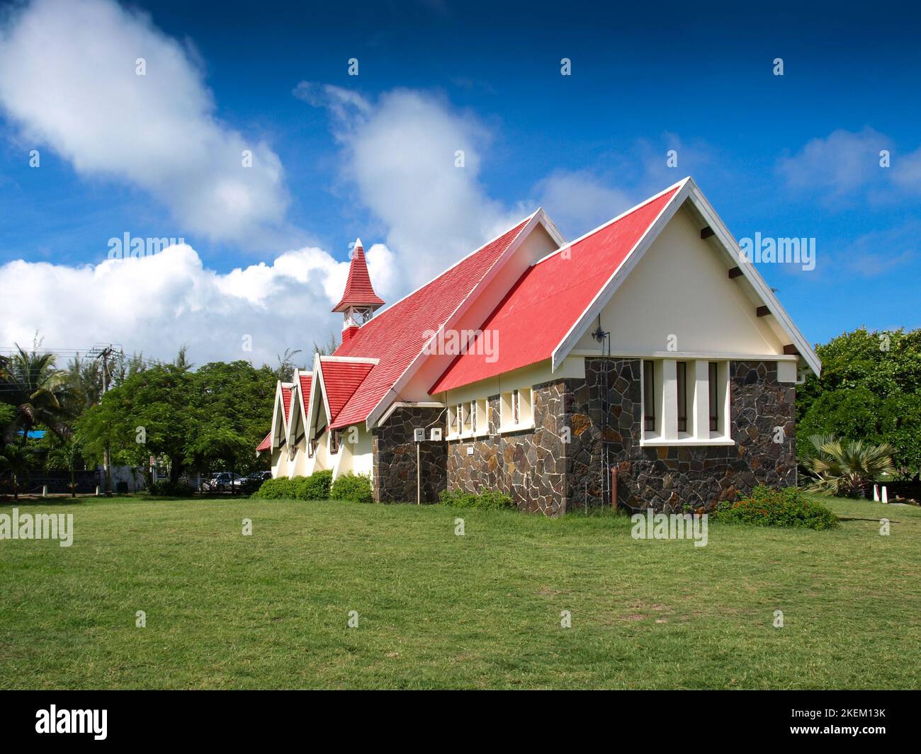 Eglise Notre Dame Auxiliatrice avec de l'herbe bien verte et un ciel bleu. Situé dans la partie nord de l'Ile Maurice Banque D'Images