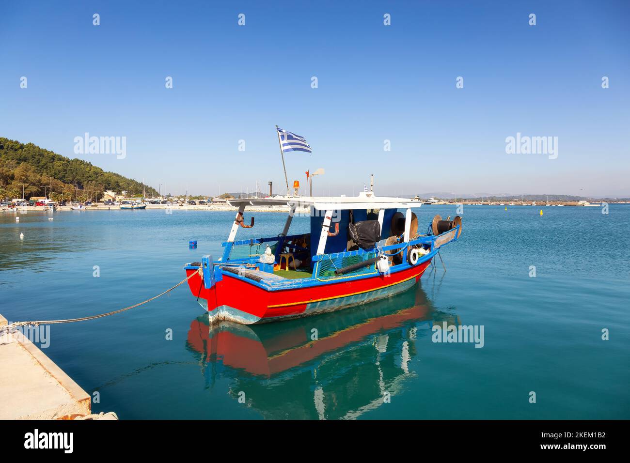 Petit bateau de pêche dans une ville touristique près de la mer Ionienne. Katakolo, Grèce. Banque D'Images