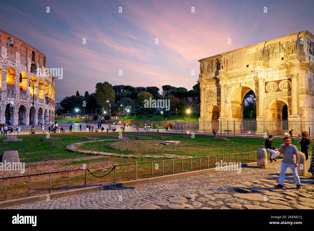 Rome Lazio Italie. Le Colisée (Colosseo), un amphithéâtre ovale au centre de la ville de Rome et de l'Arc de Constantine Banque D'Images
