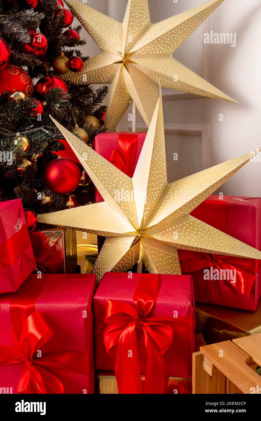 L'intérieur d'un hiver, un arbre de Noël magique et lumineux, des cadeaux élégants décorés de noeuds rouges Banque D'Images