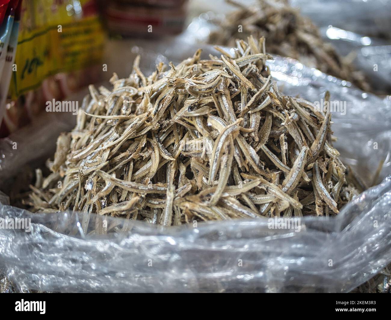 Une pile d'anchois séchés.foyer sélectif Banque D'Images