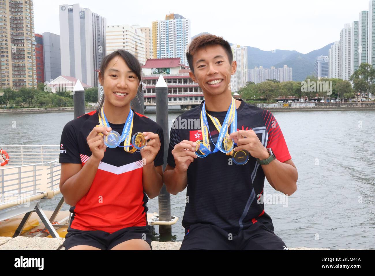 Les plus grands rameurs de Hong Kong, Chiu Hin-chun (R) et Winne Hung Wing-Yan (L), ont remporté plusieurs médailles d'or aux championnats d'aviron de Hong Kong à Shek Mun. Photo: Shirley chui Banque D'Images