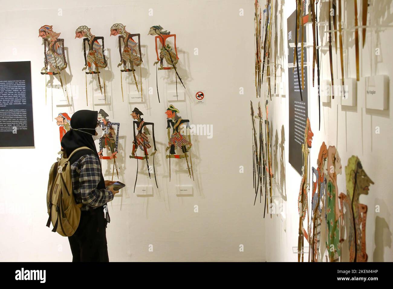 Yogyakarta, Indonésie. 11th novembre 2022. Un visiteur observe les collections d'art exposées lors de l'exposition AMEX 2022 intitulée Star and Moon au Musée Sonobudoyo, Yogyakarta. L'événement, qui expose plusieurs objets d'art islamique indonésiens provenant de divers musées en Indonésie, parle de l'influence de l'Islam sur les différentes formes de pratique artistique en Indonésie. (Photo par Angga Budhiyanto/SOPA Images/Sipa USA) crédit: SIPA USA/Alay Live News Banque D'Images