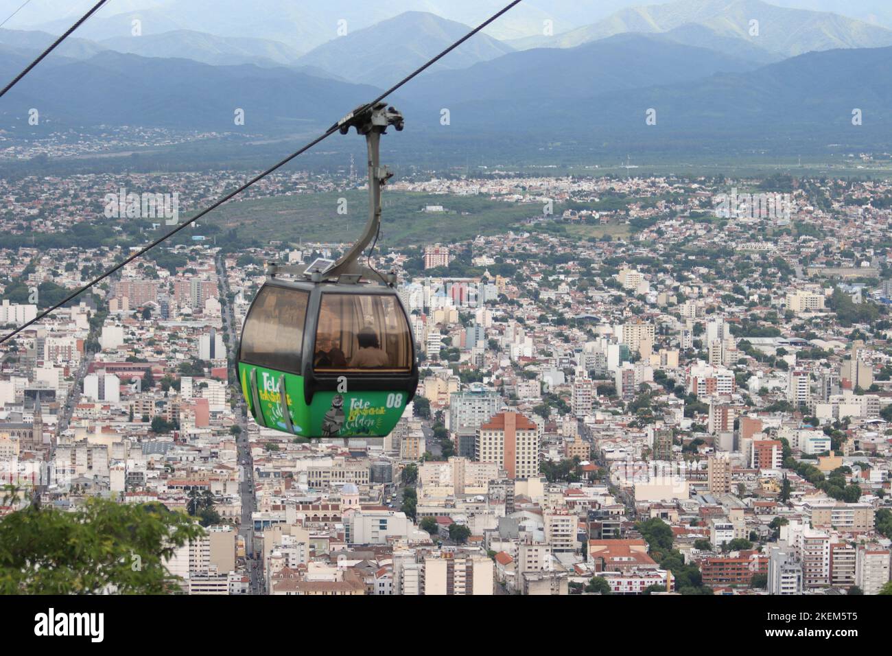 Salta, Argentine, janvier 2022. Téléphérique allant jusqu'à Cerro San Bernardo. Banque D'Images