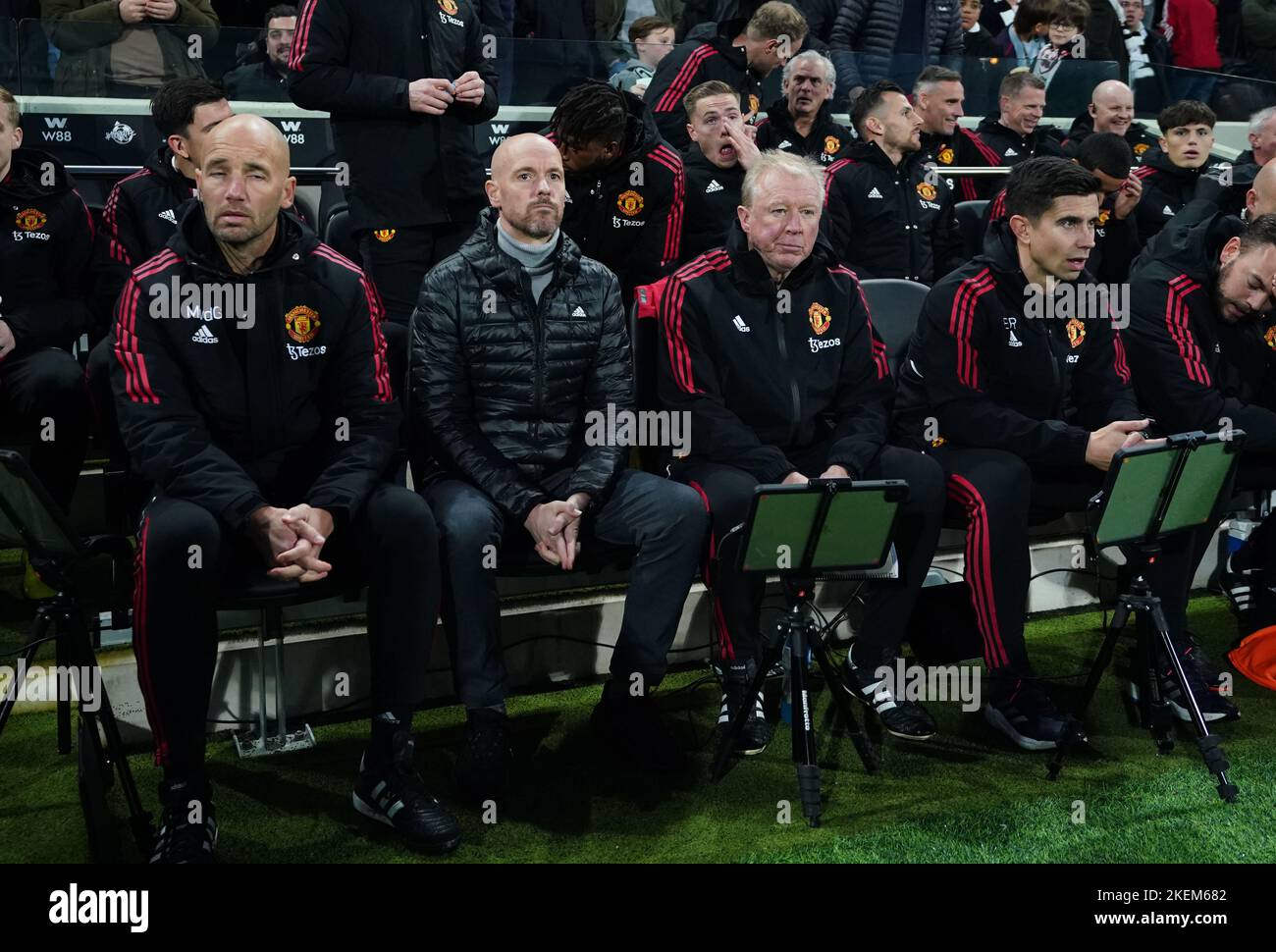 Erik Ten Hag, directeur de Manchester United (2nd à gauche) avant le match de la Premier League à Craven Cottage, Londres. Date de la photo: Dimanche 13 novembre 2022. Banque D'Images