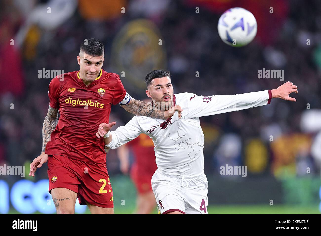 Rome, Italie. 13th novembre 2022. Gianluca Mancini d'AS Roma et Nemanja Radonjic du FC de Turin se disputent le ballon lors de la série Un match entre Roma et Turin au Stadio Olimpico, Rome, Italie, le 13 novembre 2022. Credit: Giuseppe Maffia/Alay Live News Banque D'Images
