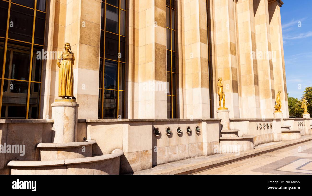 Statue dorée d'une femme sur le Palais de Chaillot sur la place du Trocadéro à Paris, France Banque D'Images