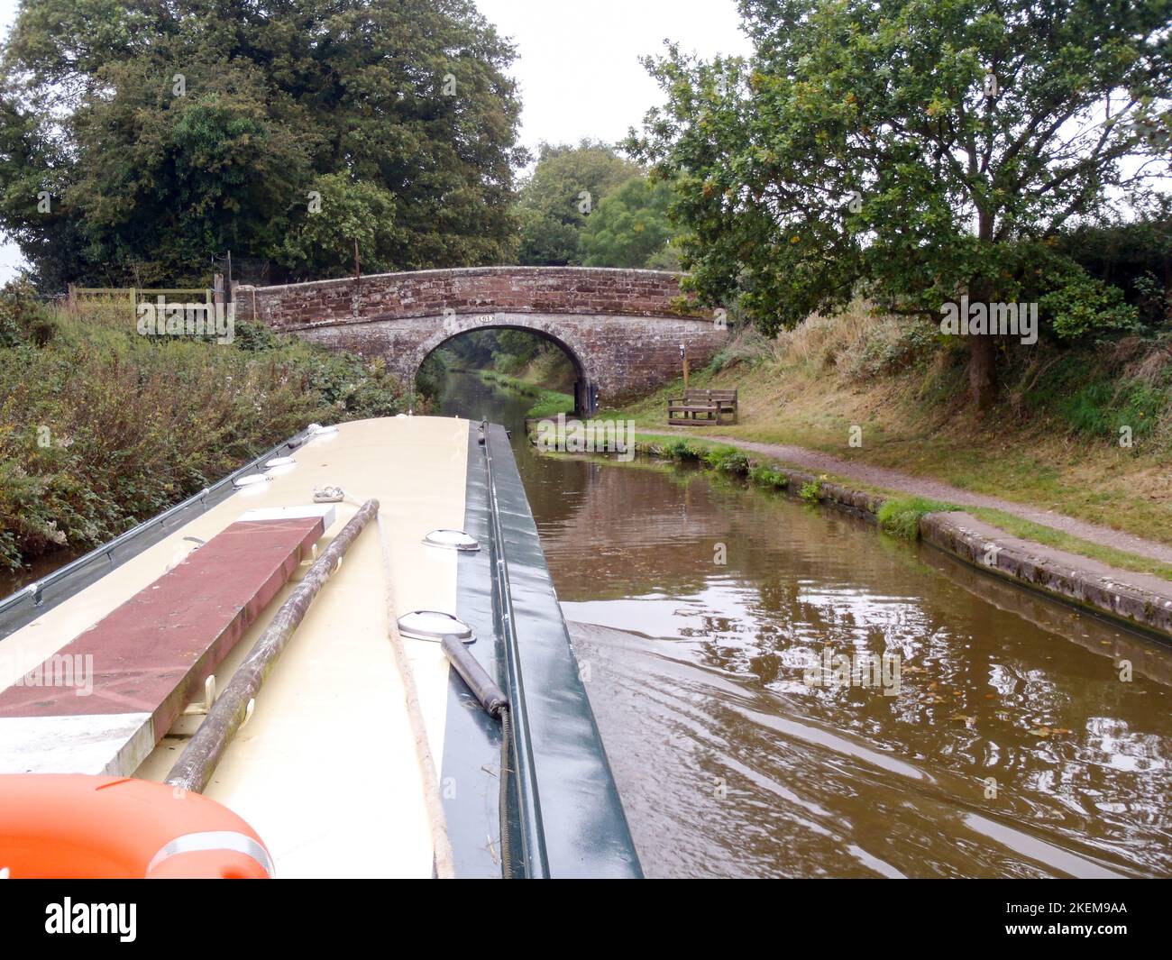 Vue depuis un bateau à Narrowboat, en approchant un pont sur le canal de Shropshire Union près du marché Drayton Banque D'Images