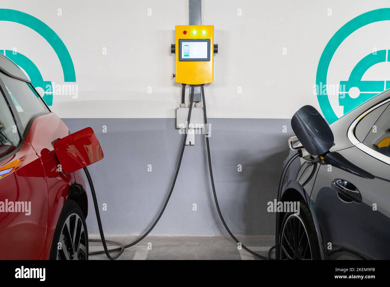 Les voitures électriques sont facturées à partir de la station de charge située dans le parking intérieur du centre commercial Banque D'Images
