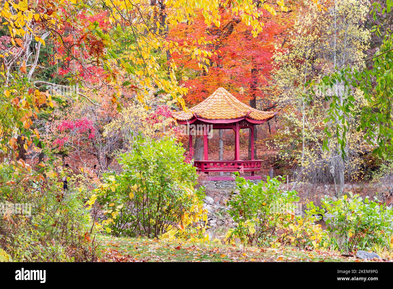 La pagode du monastère de Chuang yen, dans le comté de Putnam, NY, est située au Seven Jewel Lake. Banque D'Images