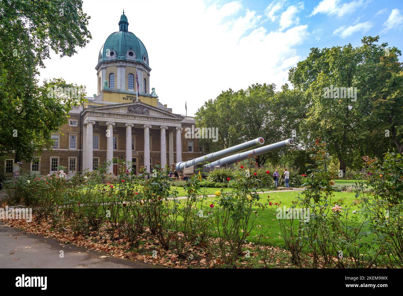LONDRES, GRANDE-BRETAGNE - 19 SEPTEMBRE 2014 : c'est la construction du Musée impérial de la guerre avec un canon naval installé à l'entrée Banque D'Images