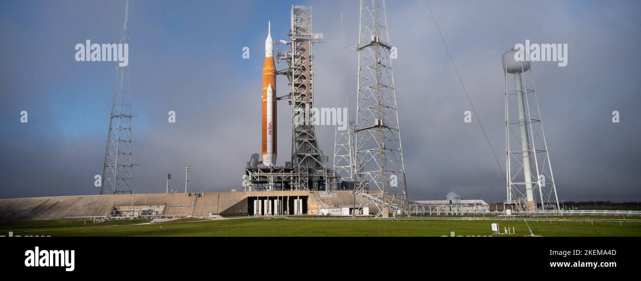 Kennedy Space Center, États-Unis d'Amérique. 12 novembre 2022. Le système de lancement spatial Artemis I de la NASA avec l'engin spatial Orion a été réintégré au Launch Complex 39B au sommet d'un lanceur mobile alors que les préparatifs se poursuivent, au Kennedy Space Center, à 12 novembre 2022, à Cape Canaveral, en Floride. Après plusieurs tentatives infructueuses, le test en vol sans équipage est prévu pour 16 novembre. Credit: Joel Kowsky/NASA/Alamy Live News Banque D'Images