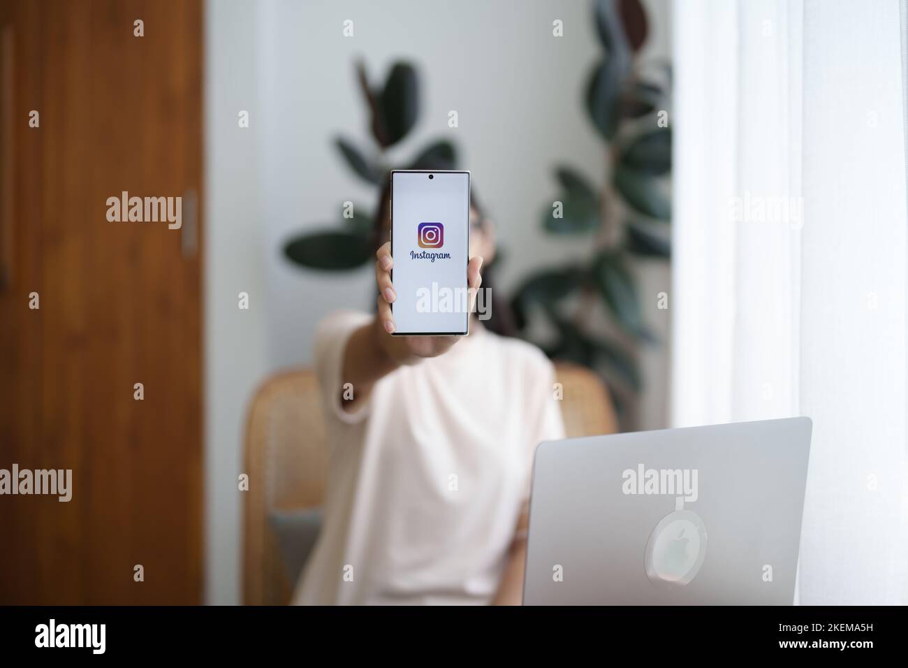 CHIANG MAI, THAÏLANDE - 09 juillet 2022 : une femme tient un téléphone android intelligent avec l'application Instagram sur l'écran du café. Banque D'Images