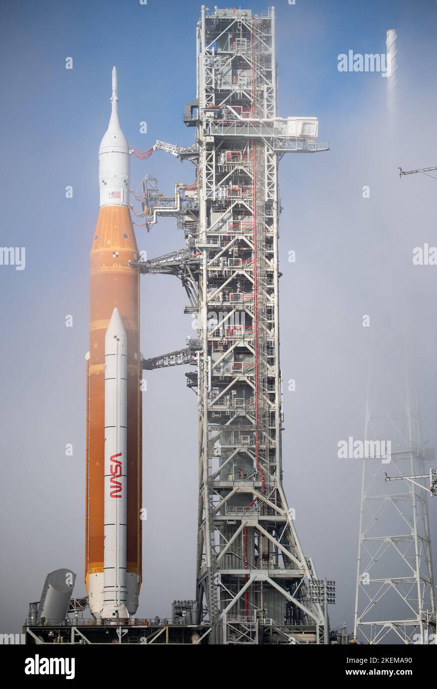 Kennedy Space Center, États-Unis d'Amérique. 12 novembre 2022. Le système de lancement spatial Artemis I de la NASA avec l'engin spatial Orion a été réintégré au Launch Complex 39B au sommet d'un lanceur mobile alors que les préparatifs se poursuivent, au Kennedy Space Center, à 12 novembre 2022, à Cape Canaveral, en Floride. Après plusieurs tentatives infructueuses, le test en vol sans équipage est prévu pour 16 novembre. Credit: Joel Kowsky/NASA/Alamy Live News Banque D'Images
