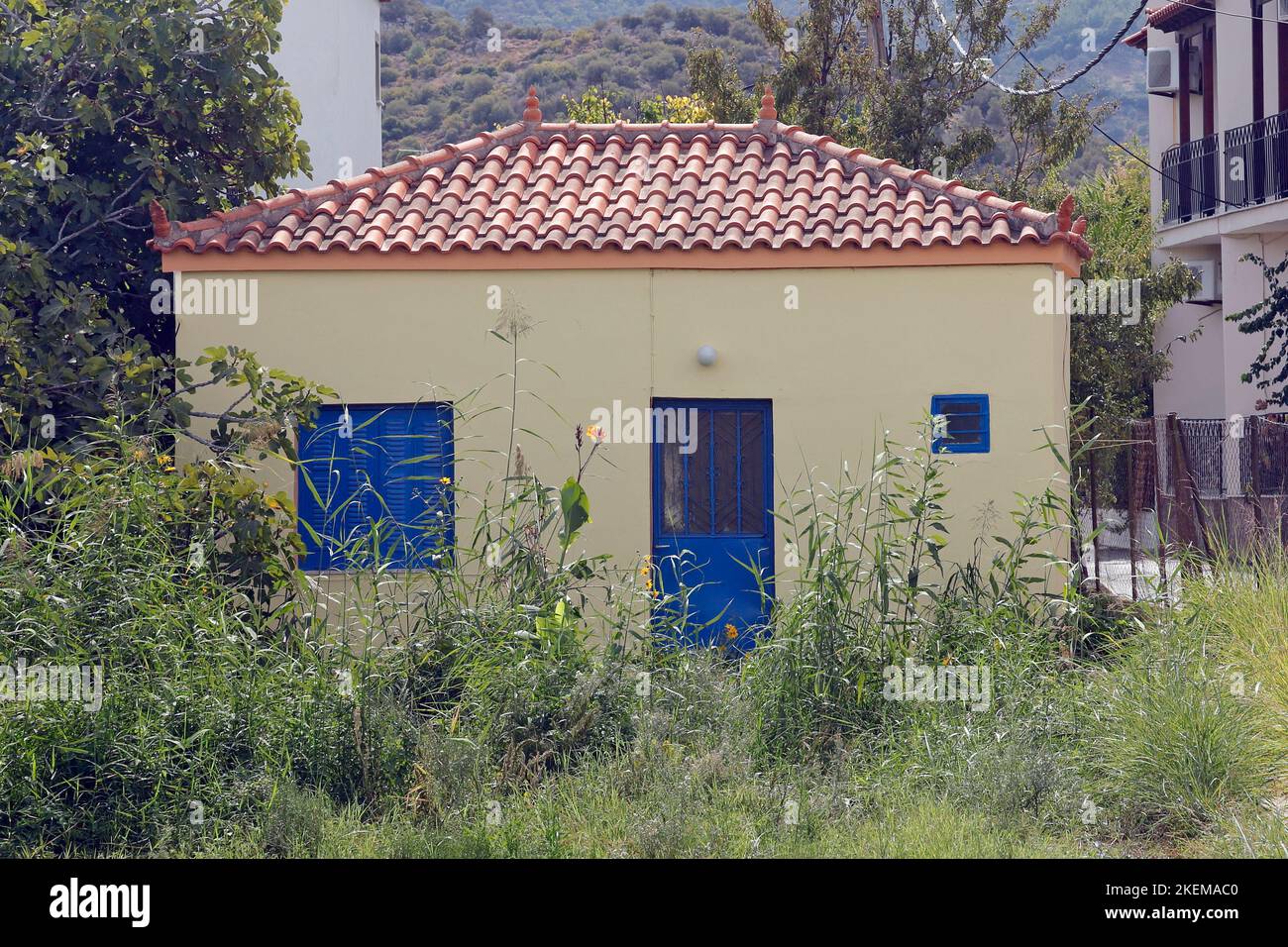 Petit cottage jaune et jardin, île de Lesbos. Octobre 2022. Automne. Banque D'Images