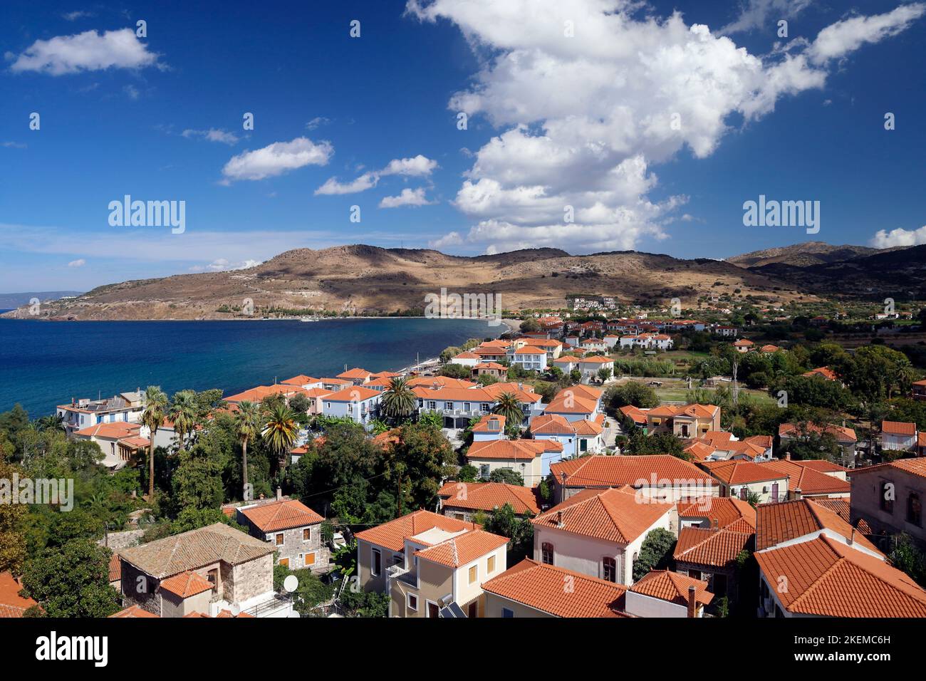 Ville de Petra, Lesbos, Grèce, vue de l'église notre-Dame du baiser doux - Glykfylousa Panagia - 2022. Octobre. Automne Banque D'Images