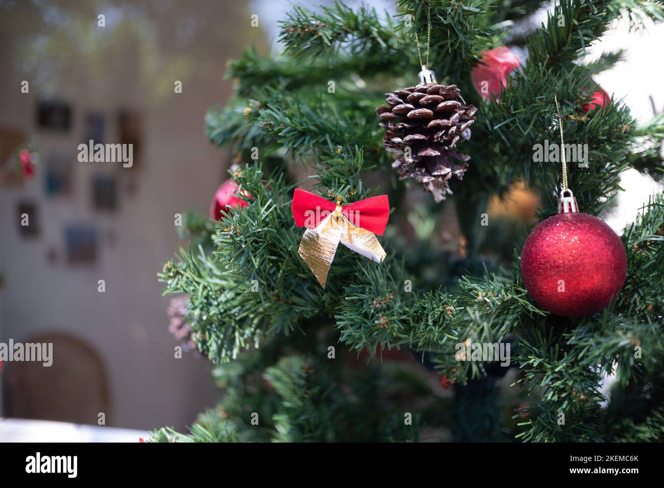 Sapin de Noël fermé décoré d'ornement, de boules rouges et de cônes de