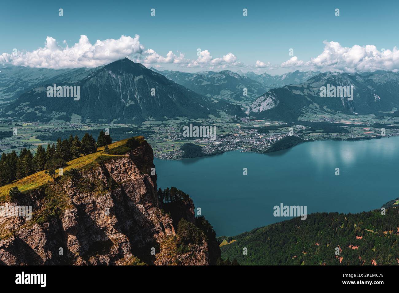 Vue depuis le Niederhorn sur le lac Thun en Suisse. Banque D'Images