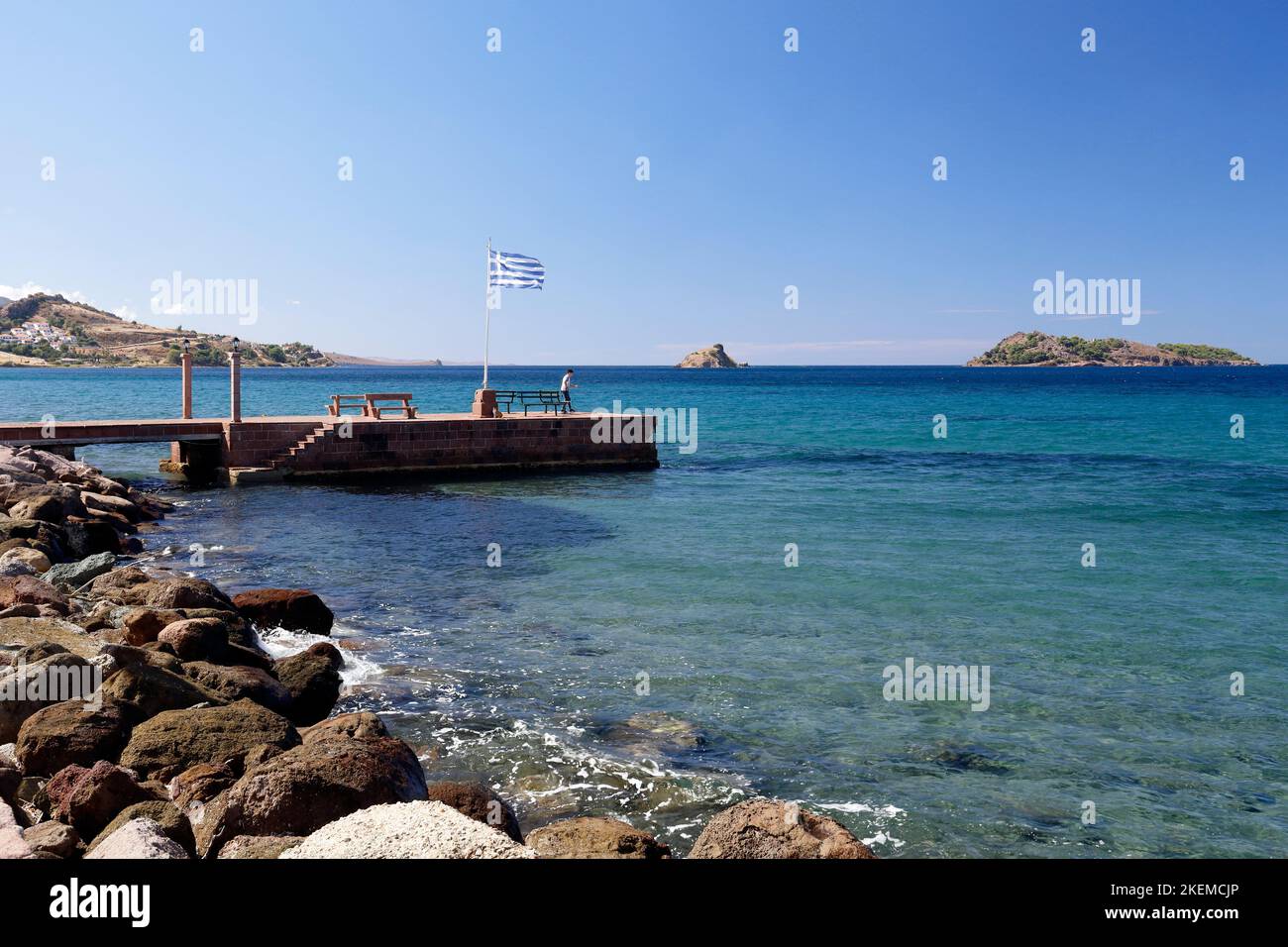 Jeune garçon et chat de gingembre sur la jetée de Petra, Lesbos Island scènes. Octobre 2022. Automne Banque D'Images