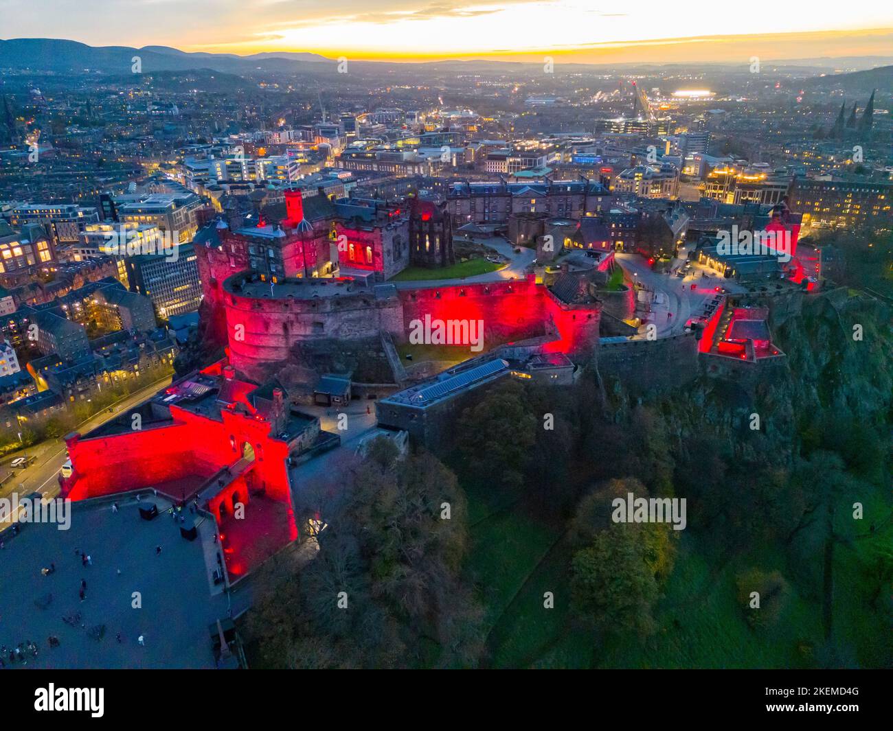 Édimbourg, Écosse, Royaume-Uni. 13th novembre 2022. Une vue aérienne du château d'Édimbourg illuminée en rouge ce soir pour marquer le dimanche du souvenir au Royaume-Uni. Iain Masterton/Alay Live News Banque D'Images