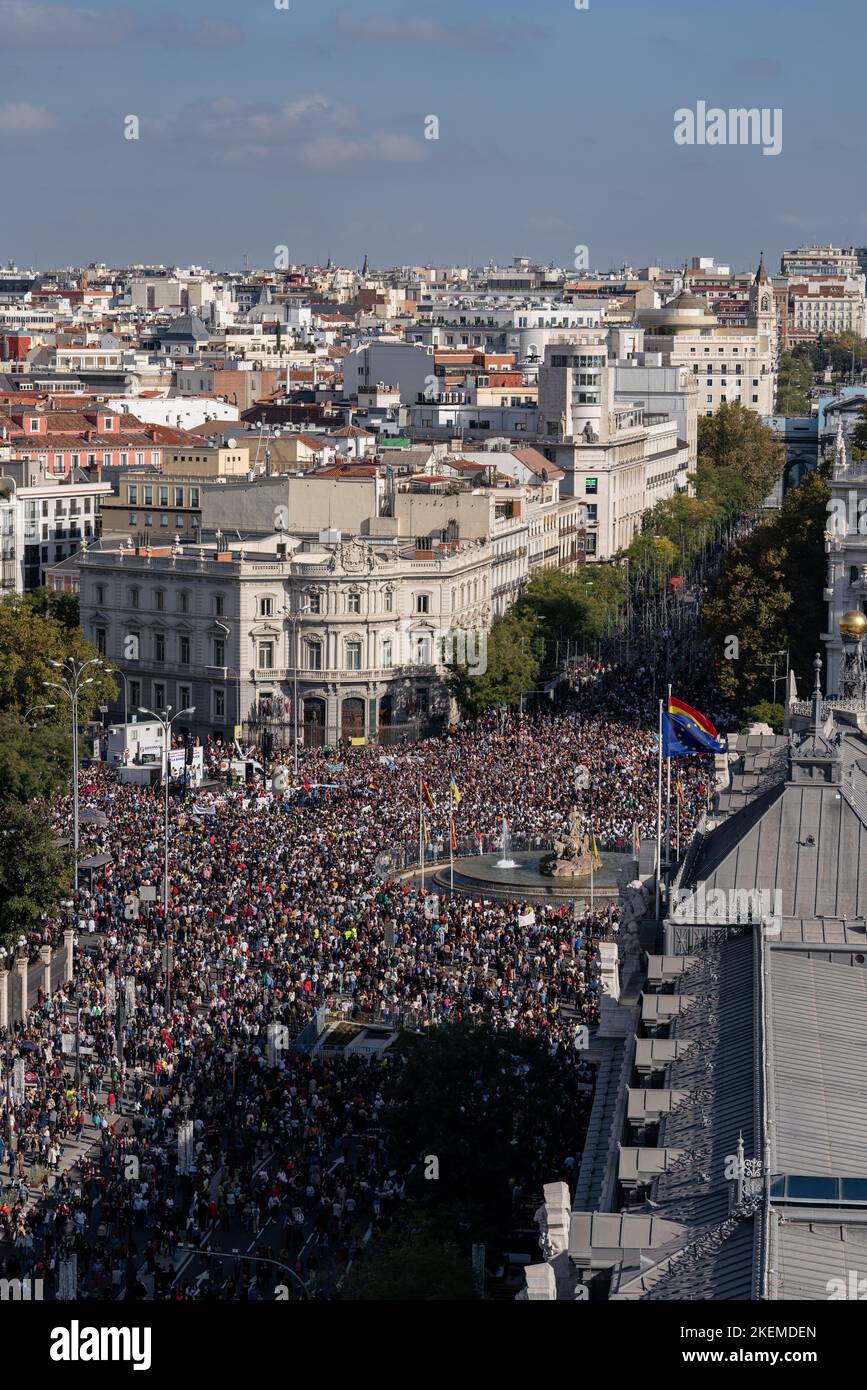 Madrid, Espagne. 13th novembre 2022. Des milliers de manifestants se sont rendus dans le centre de Madrid pour protester contre le démantèlement des services de soins de santé primaires. (Photo de Guillermo Gutierrez Carrascal/SOPA Images/Sipa USA) crédit: SIPA USA/Alay Live News Banque D'Images