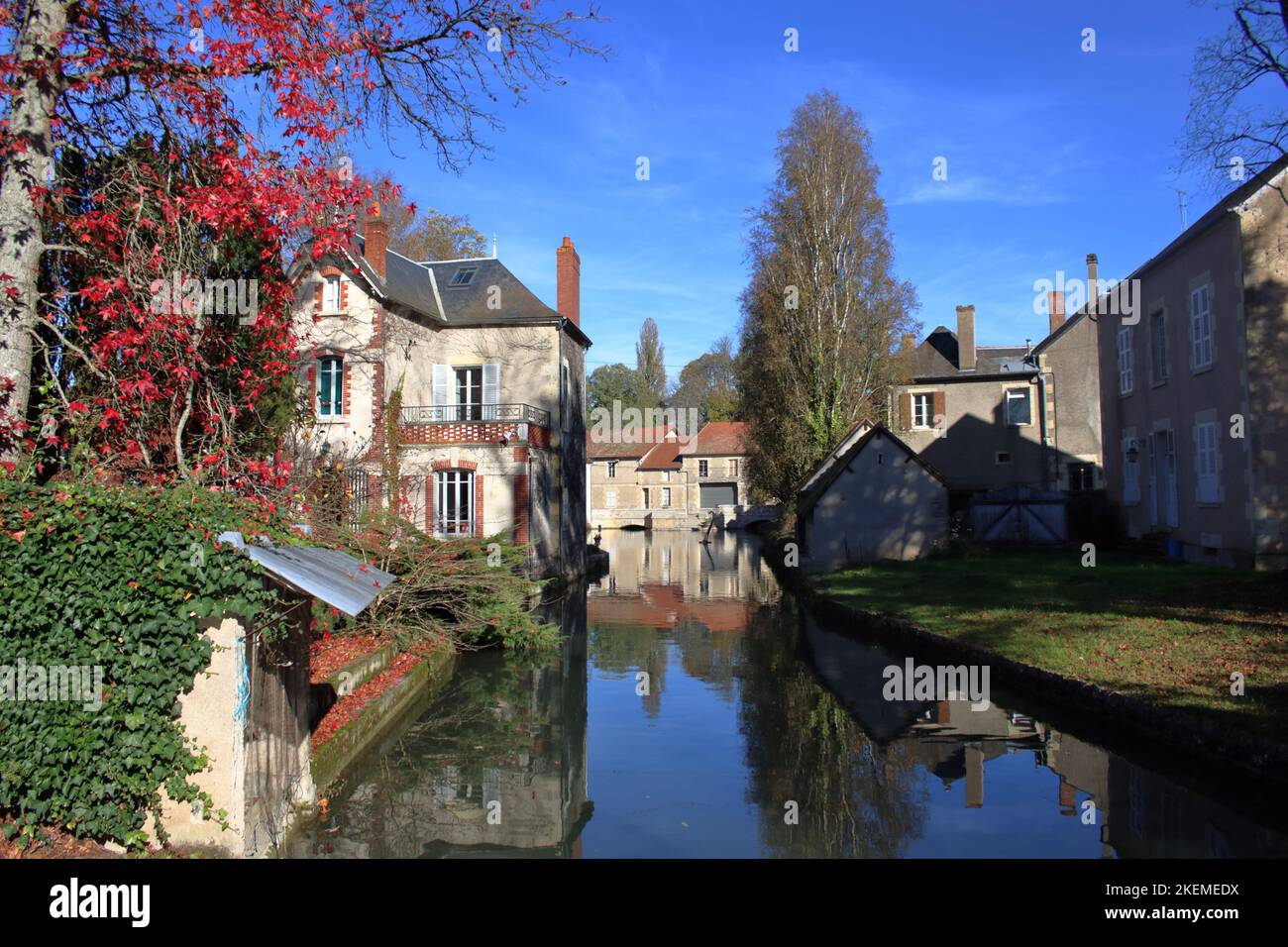 Vue d'automne de la Maison Moulin et de la rivière Nohain au centre du village de Donzy situé dans la Nièvre en France. Banque D'Images
