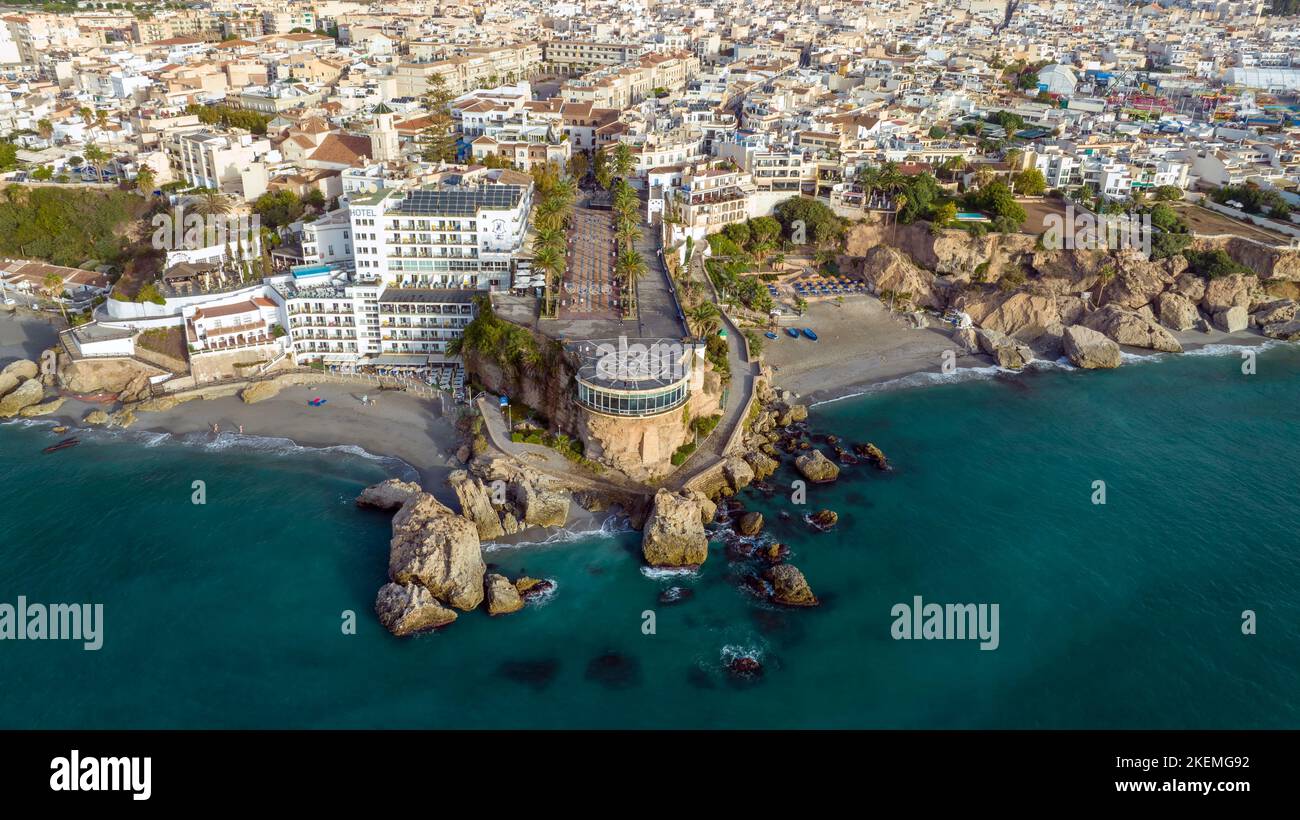 Vue panoramique de la municipalité de Nerja dans la zone côtière du balcon de l'Europe, Espagne Banque D'Images