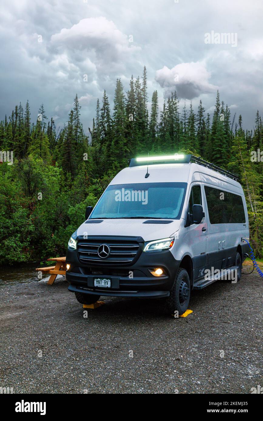 Airstream Interstate 24X 4WD campervan à la tombée de la nuit; Ranch House Lodge Campground; Glennallen; Alaska; États-Unis Banque D'Images