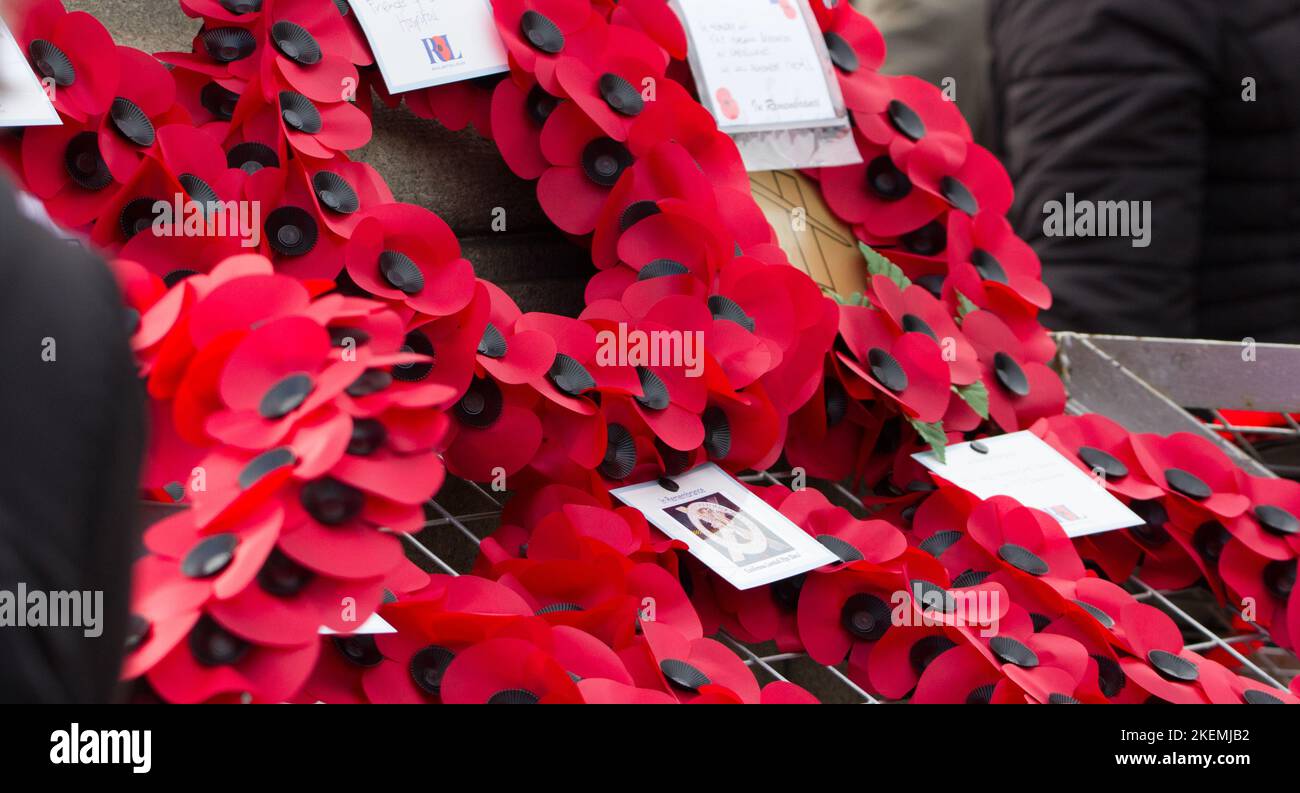 Eastbourne, East Sussex, Royaume-Uni. 13th novembre 2022. Les habitants de la ville côtière d'Eastbourne se rassemblent au mémorial de guerre des villes avant d'observer 2 minutes de silence à la mémoire des morts de guerre des nations. Credit: Newspics UK South/Alamy Live News Banque D'Images