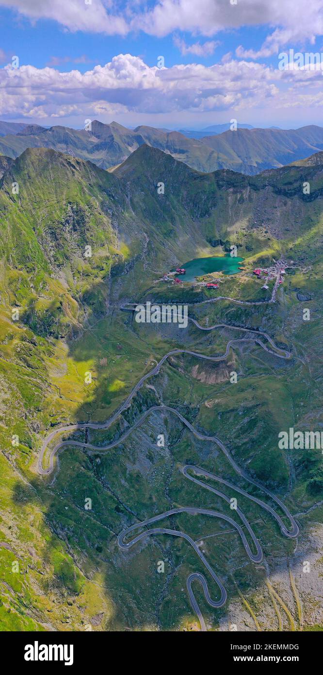 Transfagarasan route de montagne vue d'en haut, paysage roumain des Carpates scène aérienne Banque D'Images