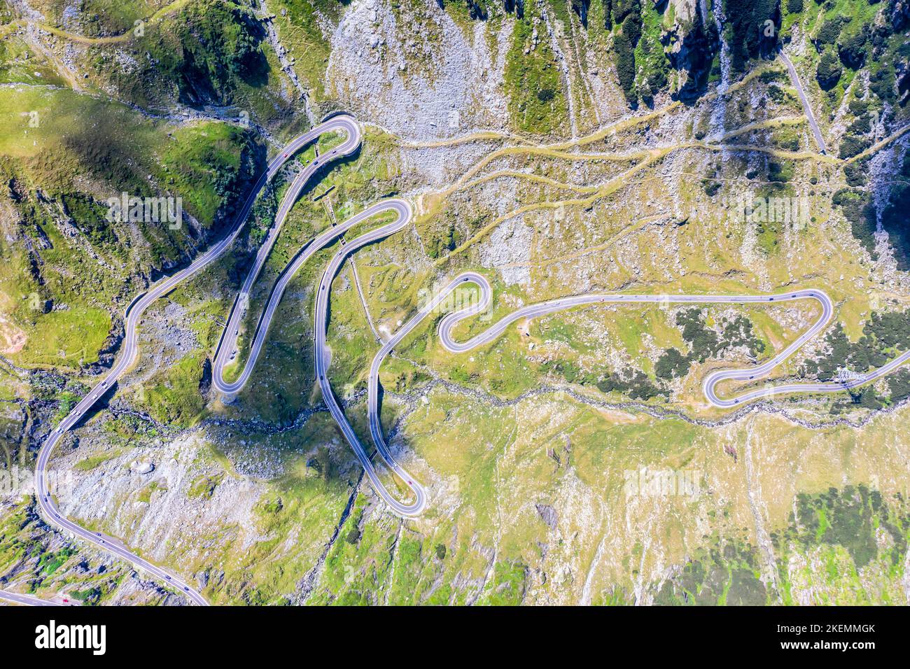 Vue aérienne de la route transfagarasan en Roumanie, le point de repère le plus important, la route de montagne sinueuse vue d'en haut. Banque D'Images