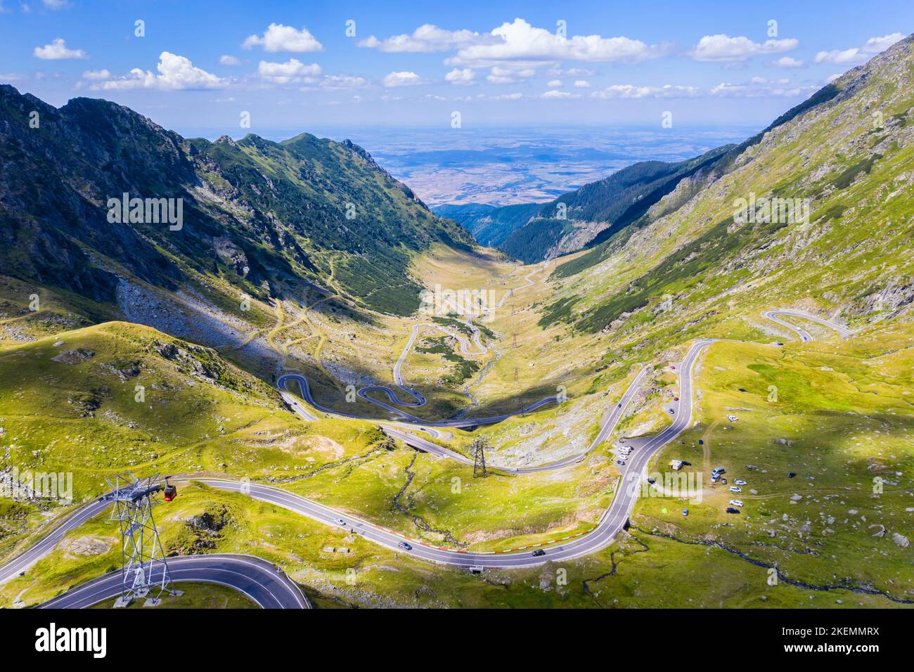 Paysage aérien de la route de montagne d'été, la route la plus spectaculaire des Carpates roumains, Transfagarasan Banque D'Images