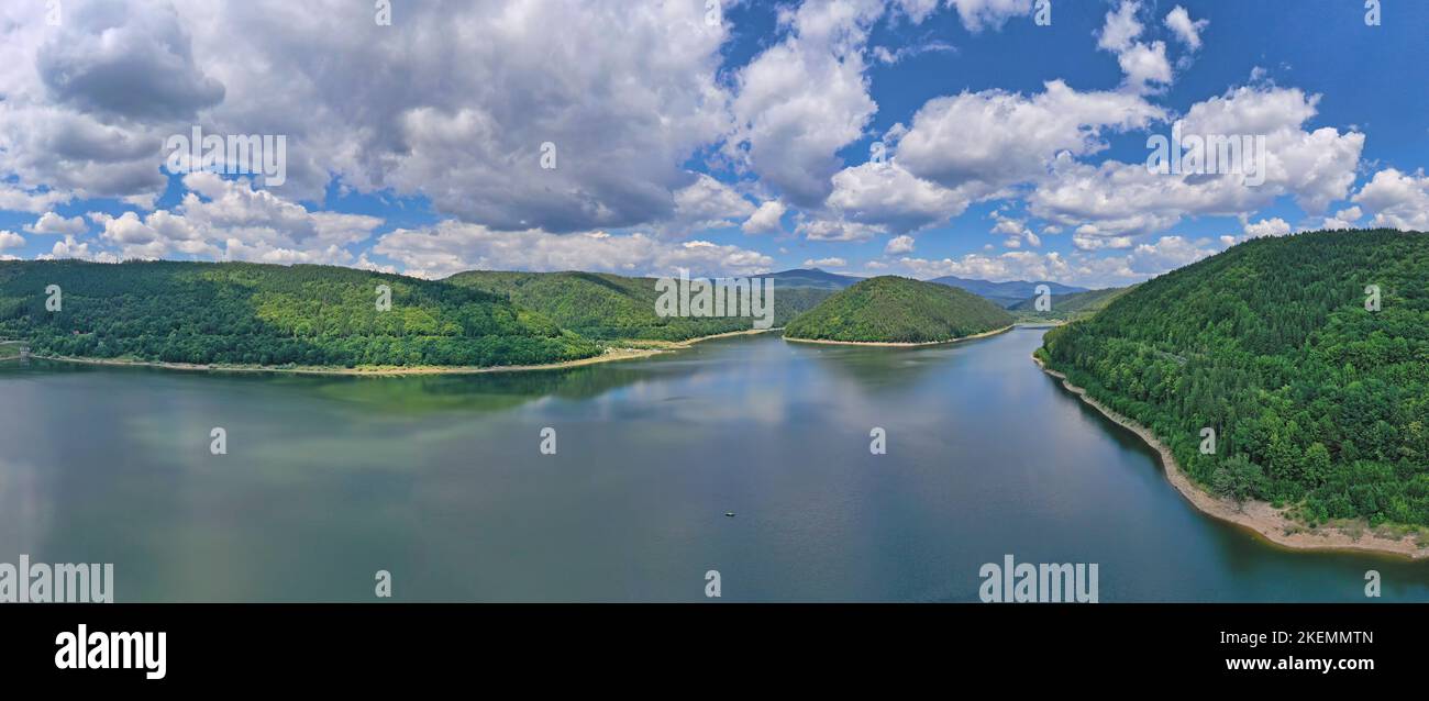 Paysage aérien de lac et de forêts vertes, lac Zetea dans les Carpates roumains. Banque D'Images